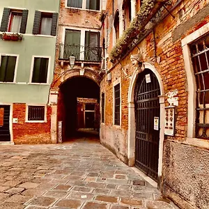 https://the-wolf-house.hotelinveneto.com
